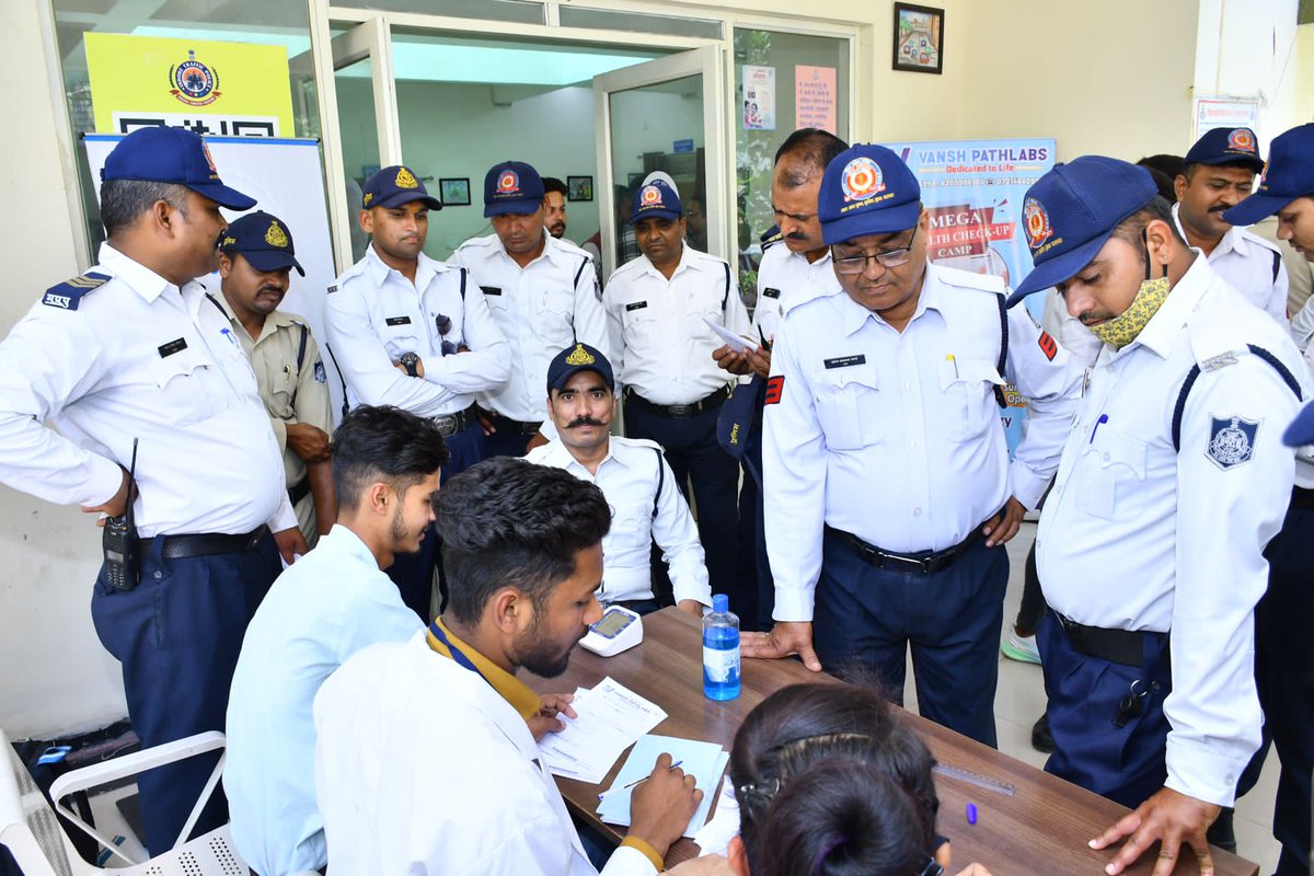 DcptrafficInd's tweet photo. यातायात प्रबंधन पुलिस के कर्मचारियों के बेहतर स्वास्थ्य के लिए यातायात थाना पर चार दिवसीय स्वास्थ्य शिविर का आयोजन किया जा रहा है। इस दौरान डीसीपी, यातायात प्रबंधन सहित सभी ने अपना चेकअप करवाया।
@mohdept
@DGP_MP @CP_INDORE @RajeshHinganka2 @manishagrawal07 @MPPoliceDeptt https://t.co/NVEA3p1eNt