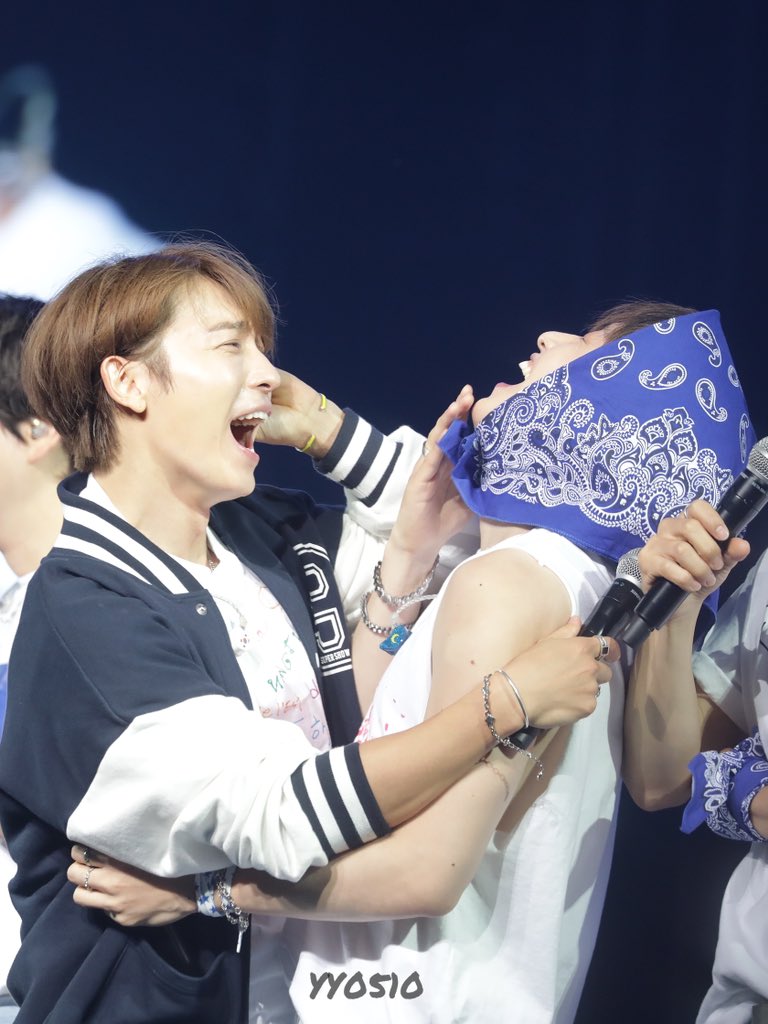 _yy0510's tweet photo. 230416 슈퍼쇼9 앙콜 Day-2

🤣🤣

#은혁 #EUNHYUK #이혁재 #银赫
#동해 #Donghae #은해
#슈퍼주니어 #SUPERJUNIOR https://t.co/5VrJBShcOS