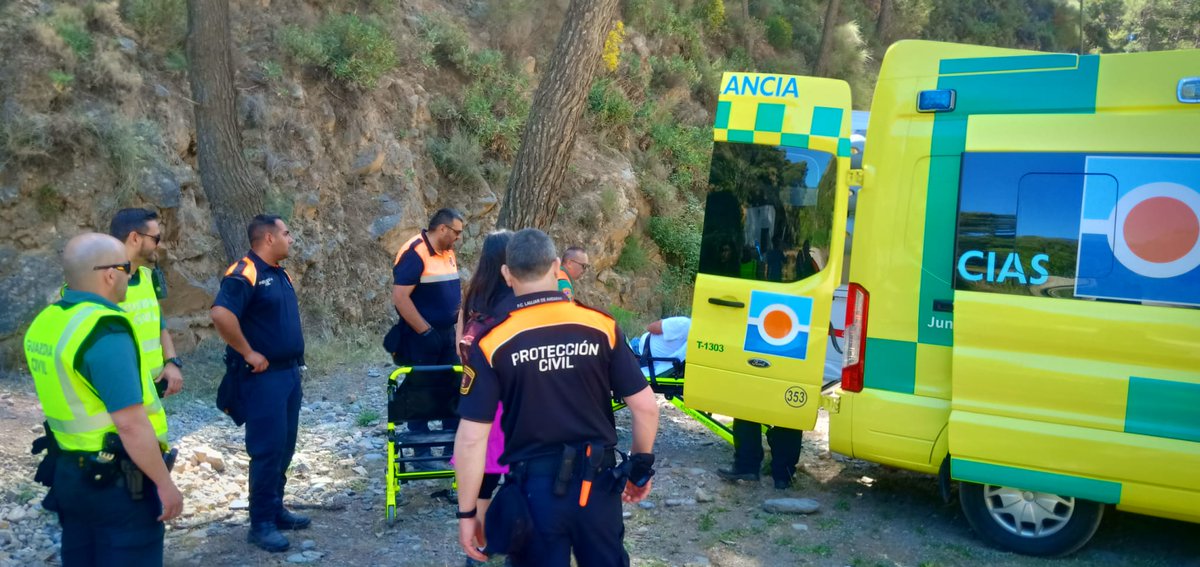 jucil_almeria's tweet photo. Rescatado en la sierra de Laujar de Andarax un senderista que había perdido el conocimiento, se encuentra en buen estado y es trasladado al Hospital del Poniente. Gracias a @PCLaujar, Bomberos de Canjayar, Servicios sanitarios y un buen ciudadano. https://t.co/LenPgmQUy8