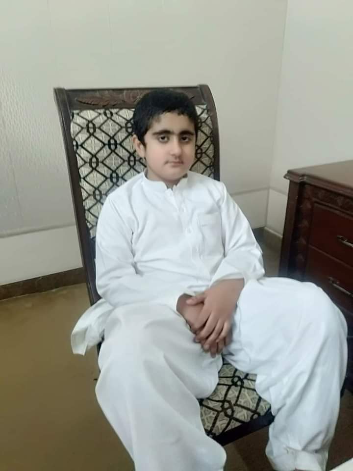 مفتی صاحب کا اکلوتا بیٹا 😭
اللہ تعالیٰ اس شہزادے کو اپنے حفظ امان میں رکھے اور صبر جمیل عطاء فرمائے  اور اللّٰہ تعالیٰ مفتی صاحب کو جنت الفردوس میں اعلی مقام عطا فرمائے آمین ثمہ آمین 
#آہ_مفتی_عبدلشکور