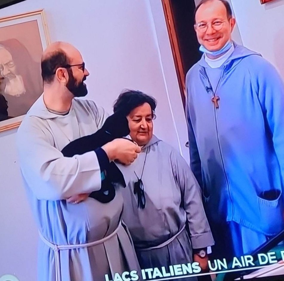 RP9_38's tweet photo. VUE SUR TF1 CE DIMANCHE 13H.
A DROITE, XAVIER DUPONT DE LIGONES !?
J'INTERPELLE @PoliceNationale
@Gendarmerie @INTERPOL_HQ ?
#TF1 #XDDL #LIGONES #enquete https://t.co/7IhRz2nUPP