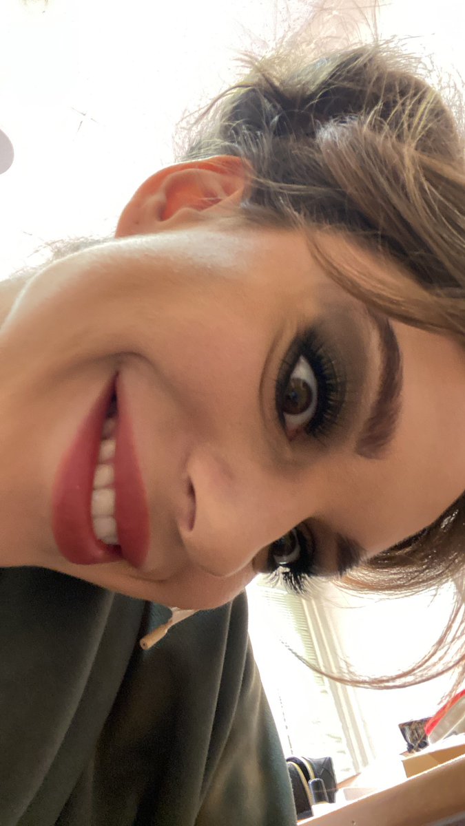 Сижу в гримёрке, сожраль пачку кислого мармелада ^^
Люблю чкс