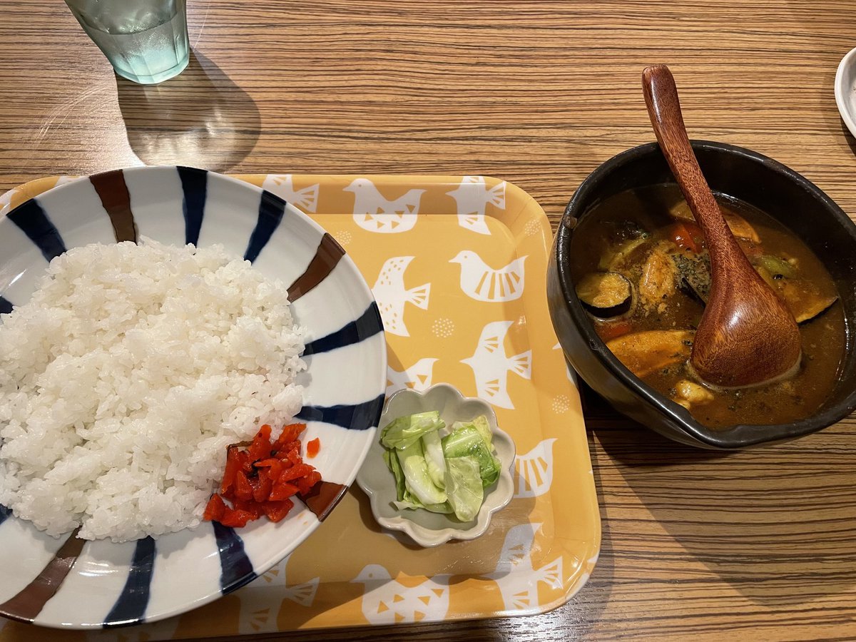 koma5on's tweet photo. ﾔｻｲﾔｻｲﾆｸﾆｸﾔｻｲ、ﾔｻｲでしょ…ということで野菜不足を気にしていたので、スープカレーで取ればオッケー👌

タイガーベルさんで今宵は野菜のスープカレー🍛

お昼ならガッツリいくところですけどね、ライス普通でたっぷり野菜も取れてサラッと美味しく頂けました😋

ご馳走様です🙏 https://t.co/U6688uXIAE