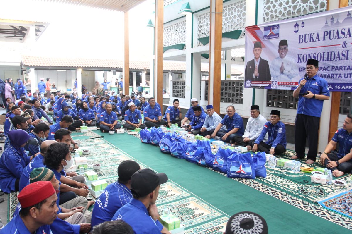 PDemokratjkt's tweet photo. Demokrat Jakarta Utara gelar konsolidasi Ramadan yg dikemas dalam bentuk buka bersama (Bukber) yg juga digelar secara simultan di seluruh wilayah Jakarta baik pengurus dari tingkat ranting, PAC, DPC hingga DPD serta para bakal calon legislatif (bacaleg).

#BukberDemokratJakarta https://t.co/RItkLLjsfF