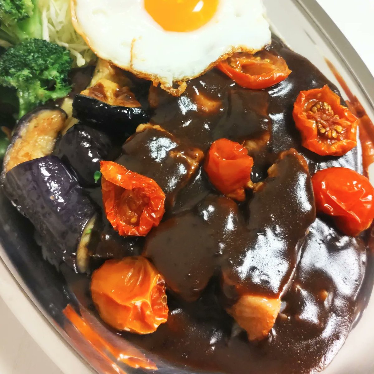 最近ハマっているゴーゴーカレーに セブンの金の豚角煮と🍆🥦 チェリー🍅🍳を乗せました✨ レトルトカレーにいろいろ トッピングすると🍛さらに 美味しくなります🧑‍🍳 詳しくはこちらをご覧下さい💫 https://t.co/cCyKQDQPMh