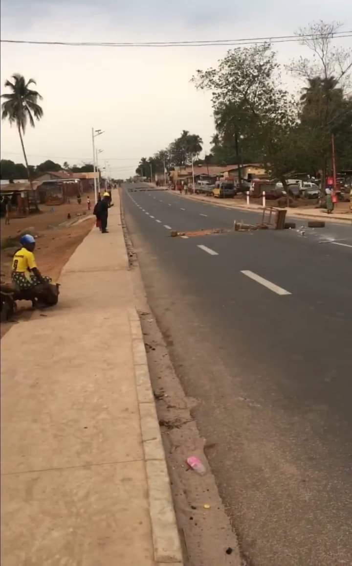 FodBALDE2's tweet photo. #Guinée | 🛑sur la nationale #Coyah-#Forecariah, forte manifestation des jeunes de Coyah, précisément à #Wonkifong.
Selon des sources, un événement terrible s’y est produit aux environs de minuit : bilan 1 mort et 1 blessé suite aux tirs d'un homme en uniforme #militaire
#Kibaro https://t.co/UQIaJpzj4C