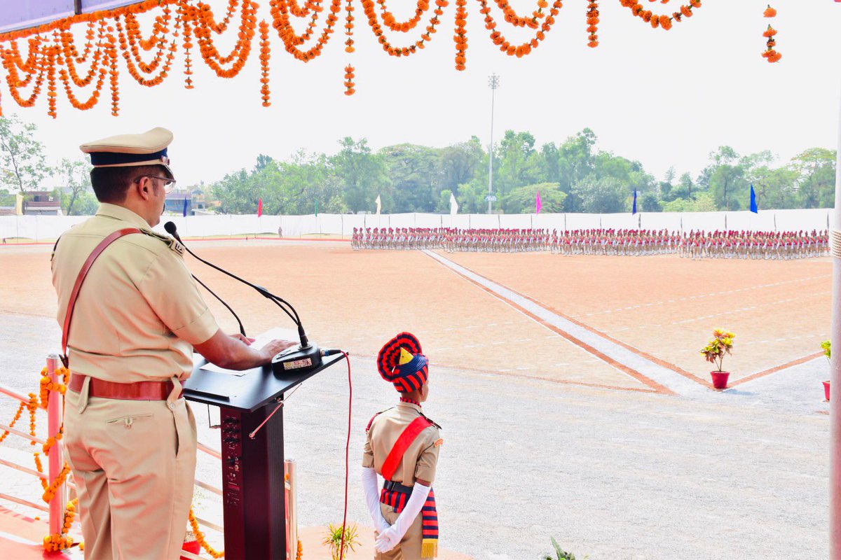 bastar_police's tweet photo. IGP Bastar Sundarraj P extended best wishes to  recruits of Bastar Fighters on the occasion of their Passing Out Parade in Lalbagh Parade Ground, Jagdalpur. बस्तर फाईटर नव आरक्षक  के  दीक्षांत समारोह। #bastarfighters #policetraining  #amchobastar #CGPolice #Police #bastarpolice https://t.co/k8PEgQwJu9