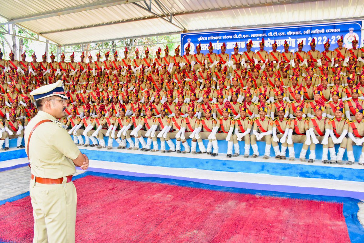 bastar_police's tweet photo. IGP Bastar Sundarraj P extended best wishes to  recruits of Bastar Fighters on the occasion of their Passing Out Parade in Lalbagh Parade Ground, Jagdalpur. बस्तर फाईटर नव आरक्षक  के  दीक्षांत समारोह। #bastarfighters #policetraining  #amchobastar #CGPolice #Police #bastarpolice https://t.co/k8PEgQwJu9