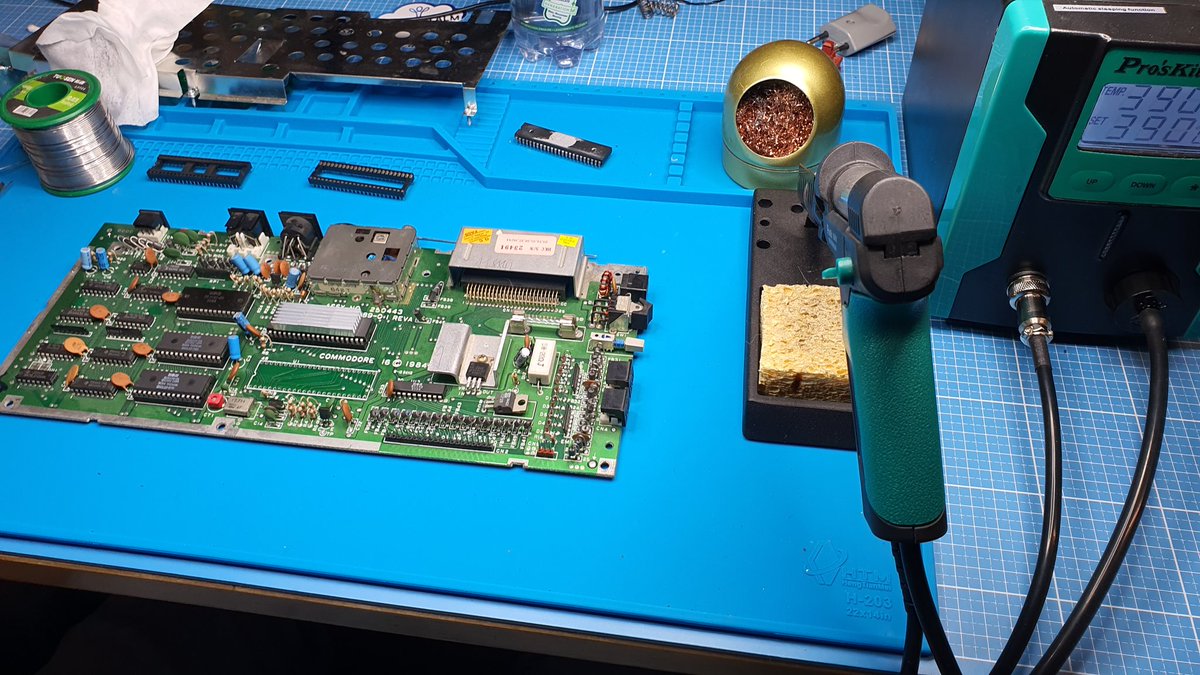 RetroWizzard's tweet image. Replacing the TED socket on my #Commodore #C16.
They used quite low quality sockets in production.
From experience I can say that modern turned high quality sockets aren't ideal either, so I went with a dual leaf one.
#retrocomputing #retrogaming #Commodore16