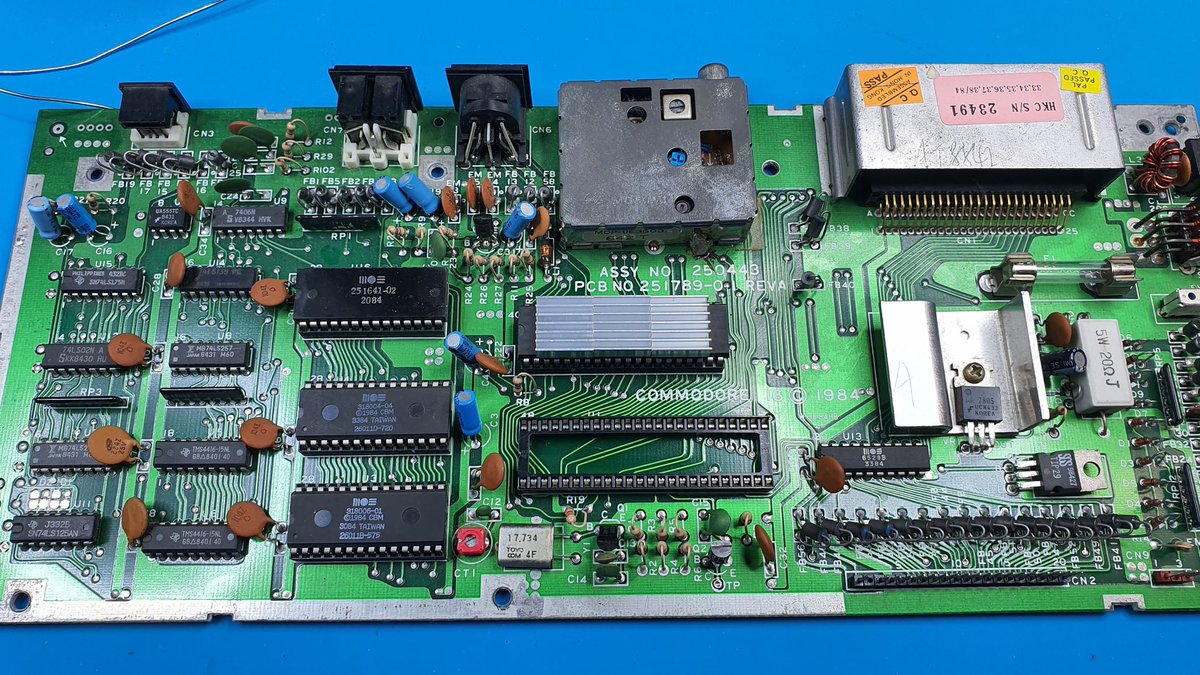 RetroWizzard's tweet image. Replacing the TED socket on my #Commodore #C16.
They used quite low quality sockets in production.
From experience I can say that modern turned high quality sockets aren't ideal either, so I went with a dual leaf one.
#retrocomputing #retrogaming #Commodore16