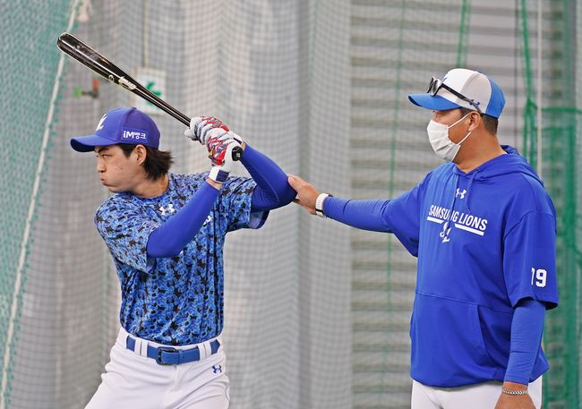 이병규 수석 코치는 "구자욱에게 말하고 싶다. 내 모든 걸 줄 테니 삼성의 든든한 기둥이 되어 달라고. 줄 게 많으니까 공유 잘해서 최대한 도움이 되고 싶다"는 바람을 드러냈다.

갑자기 생각 나는거...자욱아 삼성의 든든한 기둥이 되어줘