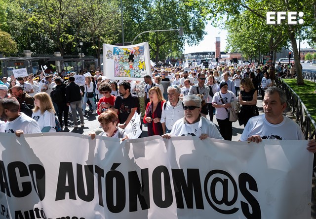 EFEnoticias's tweet photo. Trabajadores autónomos de distintas partes de España se manifiestan en Madrid para defender sus derechos laborales como “dinamizadores de la economía” y denunciar el “ninguneo”del Gobierno de España, al que acusan de “matarnos de impuestos”. https://t.co/8crp6D41VS