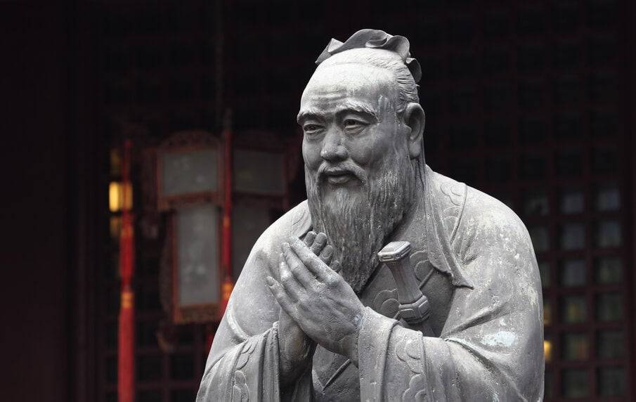'Todo hombre tiene dos vidas, y la segunda empieza cuando se da cuenta de que sólo tiene una'. Confucio #Fuedicho