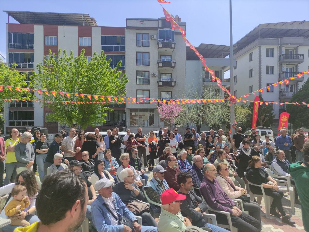 tkpninsesi's tweet photo. TKP Genel Sekreteri Kemal Okuyan ve #İzmir MV adaylarımızla birlikte Menemen Uğur Mumcu Semt Evini coşku ve heyecanla açtık!

Semt evlerimizi çoğaltacak, eşitlik ve kardeşliğin ülkesini kuracağız.

#TKPGelirHerŞeyDeğişir 
#1oyErdoğanGitsinDiye1oyTKPye 
#OylarTKPye https://t.co/tAEW5dPReo