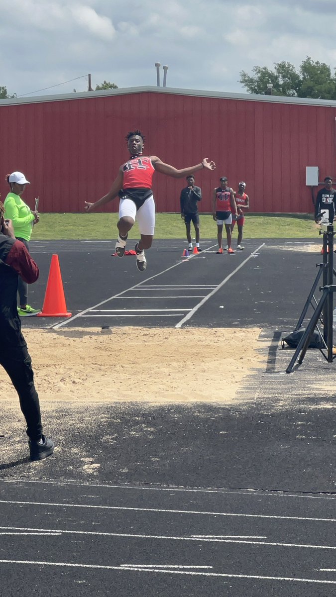 Mrs_Quisha's tweet photo. Being a parent athlete is one thing. However, watching your kids pick up your passion for jumping is a different vibe.
@Deztgh06 on the triple & @Gabrielberliner on the long
#TakeFlight #TrackMom #TwinTowers #JumpLife #District2023 @RecruitTheHill1 @CHLonghorns https://t.co/MLN4rqc14v
