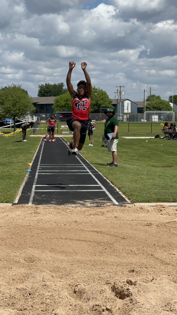 Mrs_Quisha's tweet photo. Being a parent athlete is one thing. However, watching your kids pick up your passion for jumping is a different vibe.
@Deztgh06 on the triple & @Gabrielberliner on the long
#TakeFlight #TrackMom #TwinTowers #JumpLife #District2023 @RecruitTheHill1 @CHLonghorns https://t.co/MLN4rqc14v