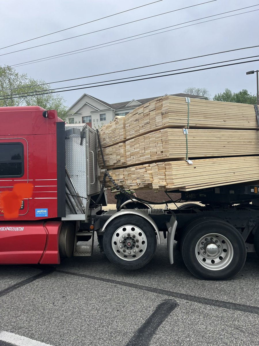 OfficerBrian728's tweet photo. There is a reason to secure your load properly and not overloaded. @FMCSA @zerodeathsMD @CCSOMD @MDOTNews @USDOTFHWA @CVSA https://t.co/YbjhsWW3Zc