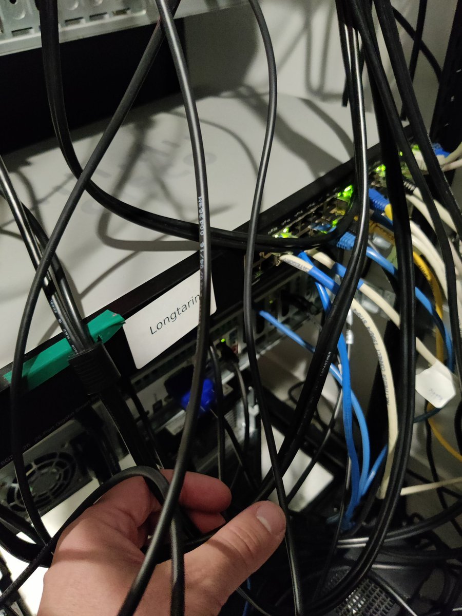 ghi5lain's tweet photo. Passage du cœur de réseau de @N7_net7  hier en 10Gbps. Nouveau switch mikrotik installé non sans mal, il fallait prendre en main router os ^^ il vient en renfort de longtarin, un switch 1G cisco qu'on conserve pour les quelques machines qui n'ont pas encore eu droit à l'upgrade. https://t.co/6zRHzinu3X