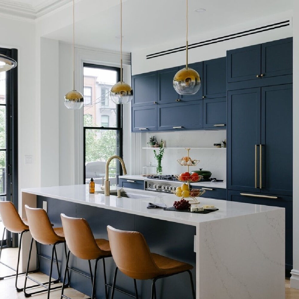 CabinetDIY's tweet image. Blue is bold, beautiful, vibrant, stylish, chic, and much more. Blue is magical.

Add the Midas touch of a blue kitchen cabinet and transform your space.bit.ly/37izDha 

#bluekitchen #kitchengoals #bluekitchencabinets #bluecabinets #kitchendecor #cabinetsonsale