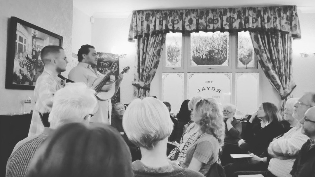 Lovely evening at a packed out @RoyalTraditions  in Dungworth last night - thanks to everyone who came along!

Thanks to @SinfieldDesign for the photo.

 Off to Grimsby Folk Club tonight, can't wait!

Tour dates/tickets + debut album pre-order: linktr.ee/sansomequinn