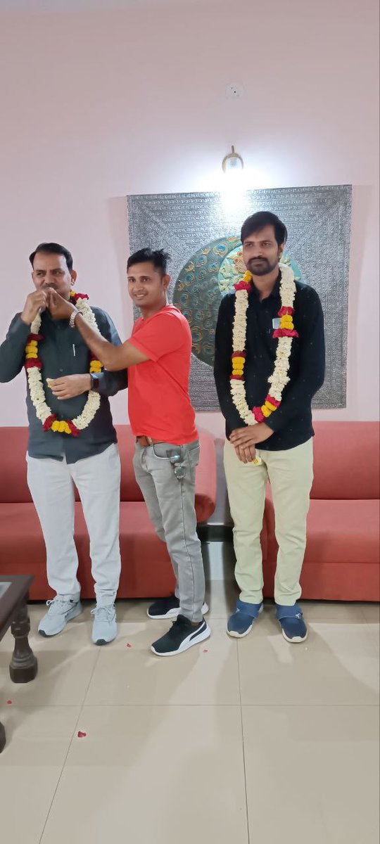DsrkSir's tweet photo. आज राजस्थान ग्राम विकास अधिकारी संघ के अध्यक्ष जी श्री महावीर प्रसाद शर्मा तथा वरिष्ठ साथी श्री राकेश जी निर्वाण से  जयपुर आरटीडीसी होटल गणगौर में नवचयनित साथियों के साथ मुलाकात की तथा सभी नवीन अधिकारियों के साथ मिठाई खिलाकर धन्यवाद दिया 🙏💐
@DsrkSir @Prakashsiyol1 @keertesh https://t.co/bjhAzYcNmW