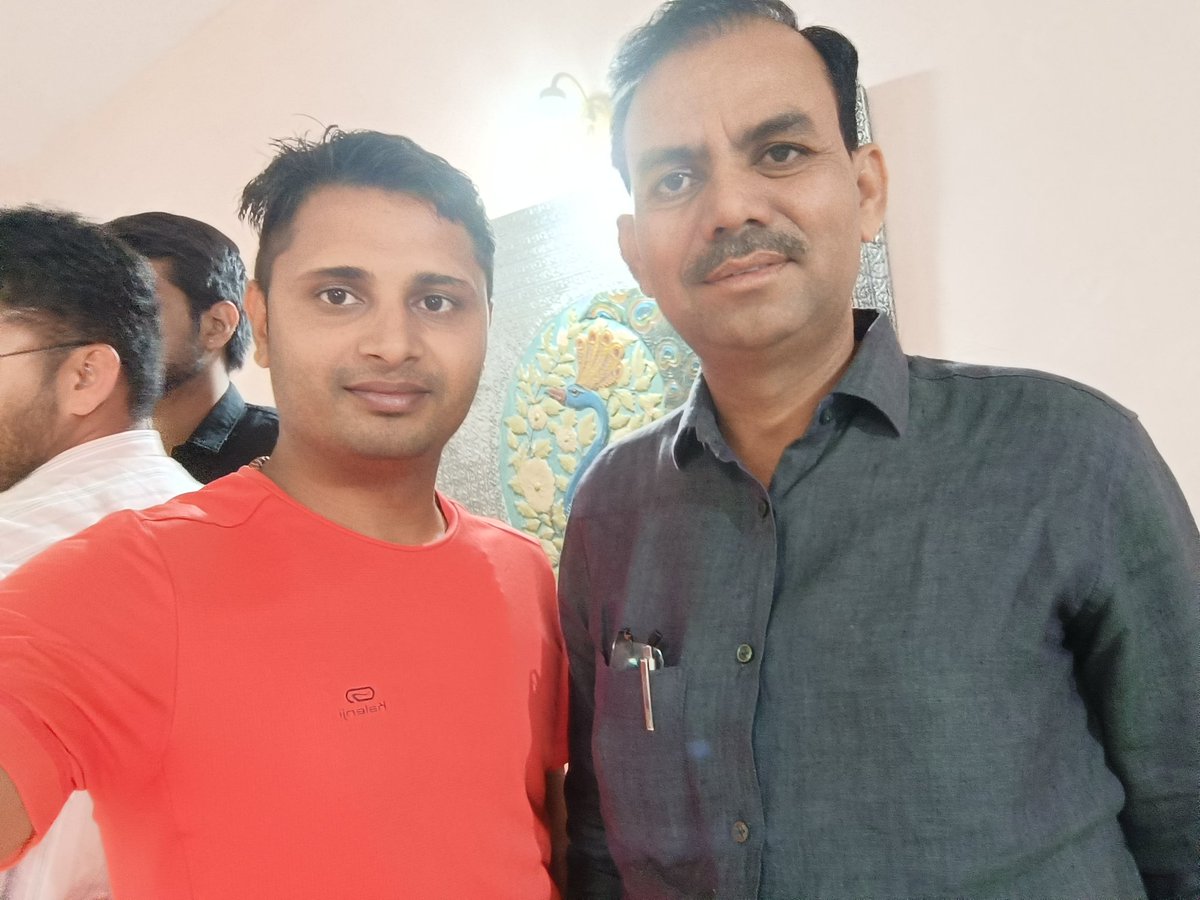 DsrkSir's tweet photo. आज राजस्थान ग्राम विकास अधिकारी संघ के अध्यक्ष जी श्री महावीर प्रसाद शर्मा तथा वरिष्ठ साथी श्री राकेश जी निर्वाण से  जयपुर आरटीडीसी होटल गणगौर में नवचयनित साथियों के साथ मुलाकात की तथा सभी नवीन अधिकारियों के साथ मिठाई खिलाकर धन्यवाद दिया 🙏💐
@DsrkSir @Prakashsiyol1 @keertesh https://t.co/bjhAzYcNmW
