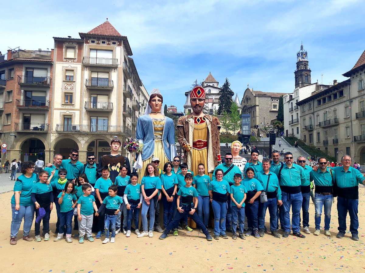 angelsoteras's tweet photo. Festa del Centenari dels #Gegants Vells. Feina feta. Adéu, #Manlleu. Gegants de #Capellades
#CulturaPopular @gegantskp https://t.co/mWpSGkOSH4