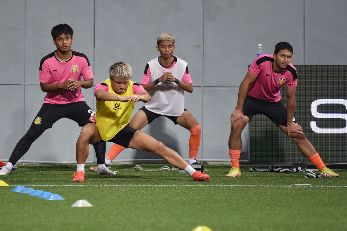 HougangUnited's tweet photo. ⚙️ Gearing up for action!⁣
⁣
#HGFC #1H1H #SPL #HOUTAM #CafeFootballSG #CareSingapore #Myprotein #MyproteinSingapore #thephysiocircle #speedfitsg #starbalmsg https://t.co/8glubcZWPs