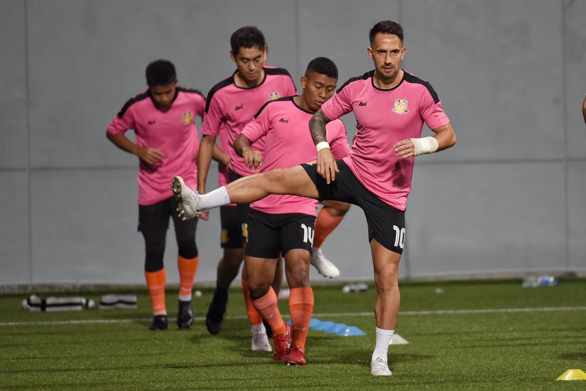 HougangUnited's tweet photo. ⚙️ Gearing up for action!⁣
⁣
#HGFC #1H1H #SPL #HOUTAM #CafeFootballSG #CareSingapore #Myprotein #MyproteinSingapore #thephysiocircle #speedfitsg #starbalmsg https://t.co/8glubcZWPs