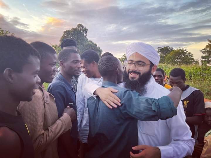 Happy birthday to the one who is spreading the message of religion all around the globe, 
Ameer-e-Ahl-e-Sunnat Maulana Ilyas Qadri!
#Hbdilyasqadri