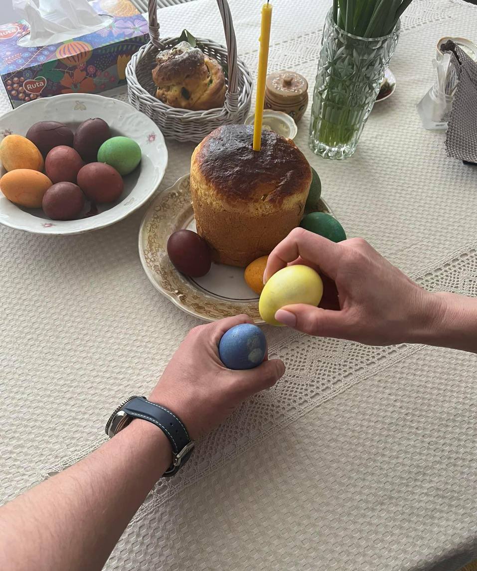 serhiyprytula's tweet photo. Вдячність.

Це слово має бути сьогодні визначальним за нашими столами.

Вдячність тим, хто боронить нас просто вже і зараз; на чиїх могилах майорять українські прапори; хто проходить вишкіл, щоб повернути наші землі!

Як висловити вдячність, ви знаєте і самі. 

Христос Воскрес! https://t.co/L2Z3AE46NW