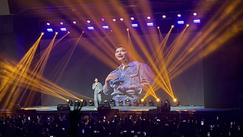 Oh my ghadddd! He was SO ADORABLE singing!!!! 🫠 My mouth hurts from smiling!! 🫠💜

#LeeJongSuk #LeeJongSukInManila #LeeJongSukInManila2023