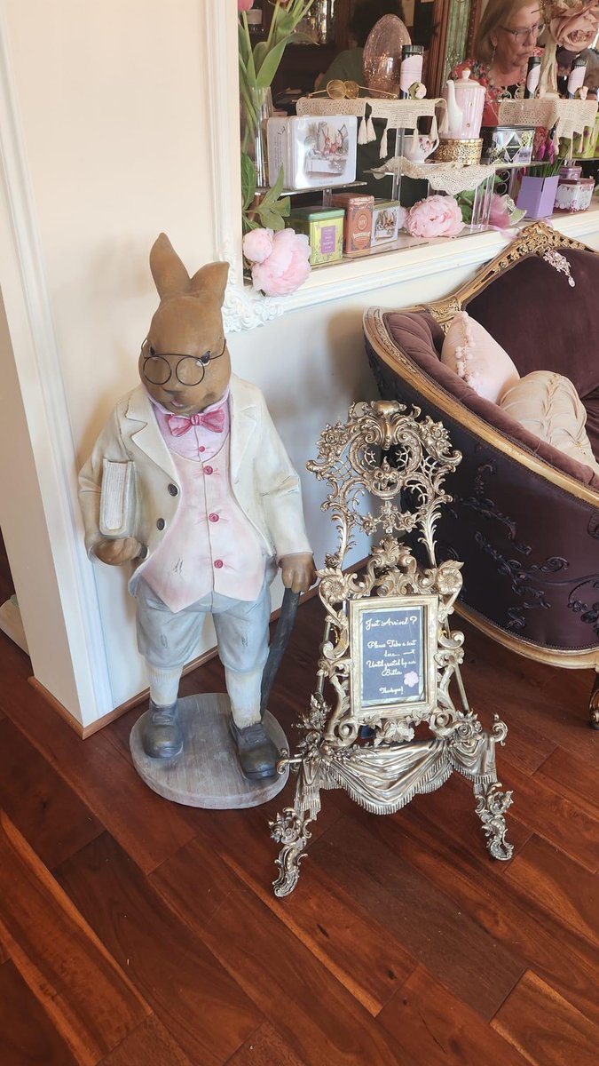 Some <a href="/PghPeakers/">PittsburghPeakers</a> got together for tea 🫖 Who doesn’t love a #PeakerMeet?? Or an opportunity to dress up 😉