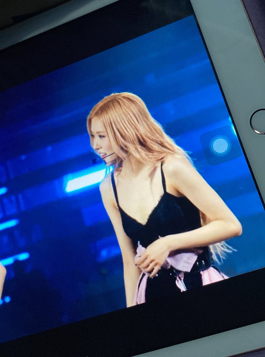figureitouth's tweet photo. pas bagian whistle gw ulang2 cuman buat denger #ROSE ngomong doang🤧😩😩 https://t.co/WNbLhYVKgY