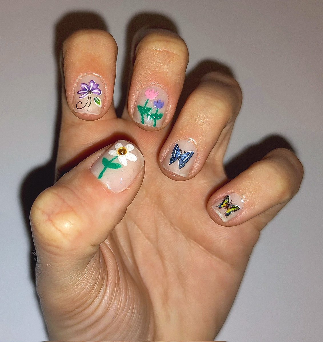 Diana_Diix's tweet image. Manicura primaveral 💐🌼🦋 Uñas cortas con forma cuadrada, en color nude, decoradas con dibujos a mano alzada, pedrería y pegatinas al agua. Acabados con top coats mate y brillante con purpurina. 
#manicuraprimaveral #manicure #springnails #nailart #topcoat #shortnails