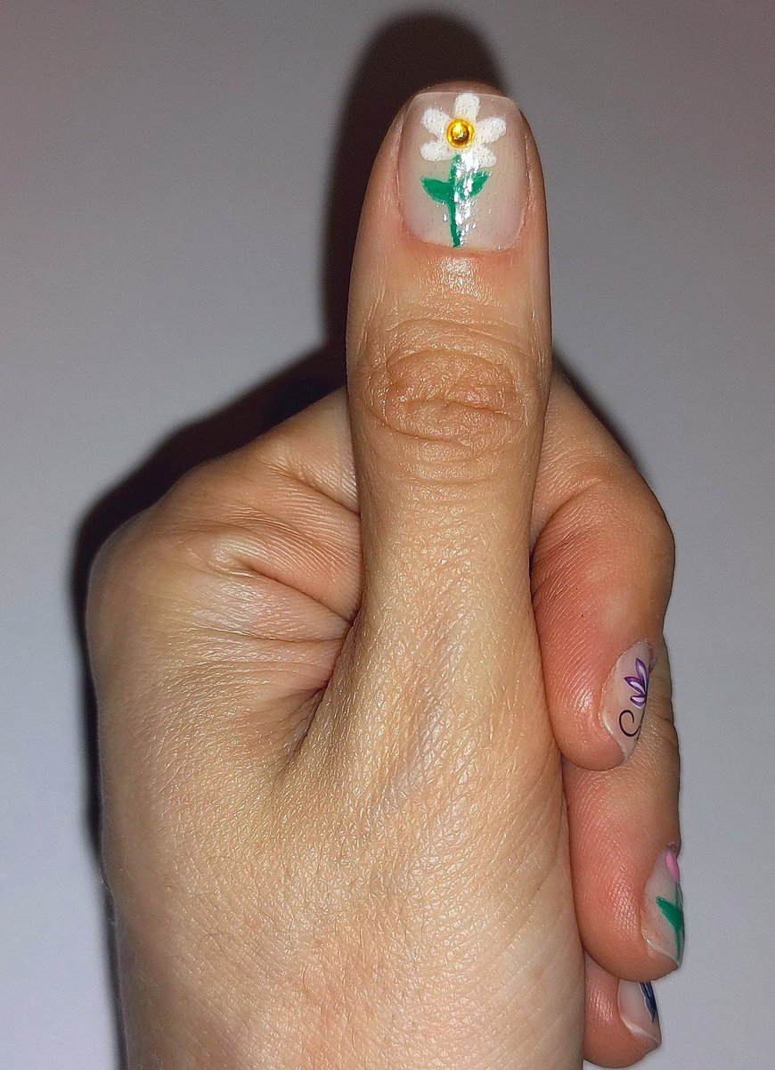 Diana_Diix's tweet image. Manicura primaveral 💐🌼🦋 Uñas cortas con forma cuadrada, en color nude, decoradas con dibujos a mano alzada, pedrería y pegatinas al agua. Acabados con top coats mate y brillante con purpurina. 
#manicuraprimaveral #manicure #springnails #nailart #topcoat #shortnails