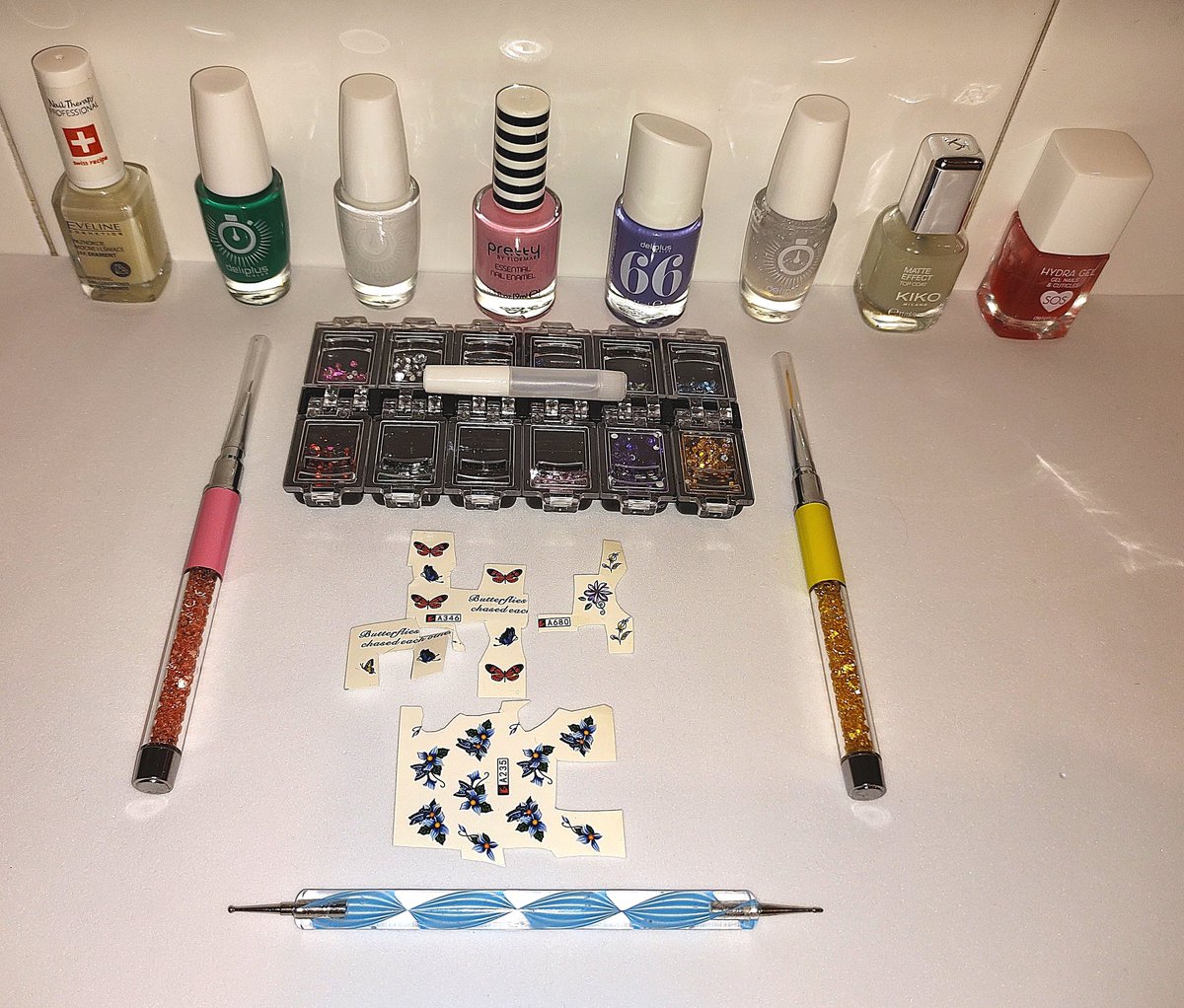 Diana_Diix's tweet image. Manicura primaveral 💐🌼🦋 Uñas cortas con forma cuadrada, en color nude, decoradas con dibujos a mano alzada, pedrería y pegatinas al agua. Acabados con top coats mate y brillante con purpurina. 
#manicuraprimaveral #manicure #springnails #nailart #topcoat #shortnails