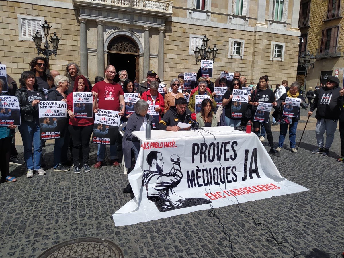 CDRCatOficial: El <a href="/PabloHasel/">Pablo Hasel</a> va ser condemnat per dir veritats incòmodes.

Va ser detingut pels mossos de Sàmper al Rectorat de la UdL.

Ara, la Conselleria d’Interior d’Elena no li permet fer-se proves mèdiques amb privacitat.

Amb tu sempre!

#Llibert…