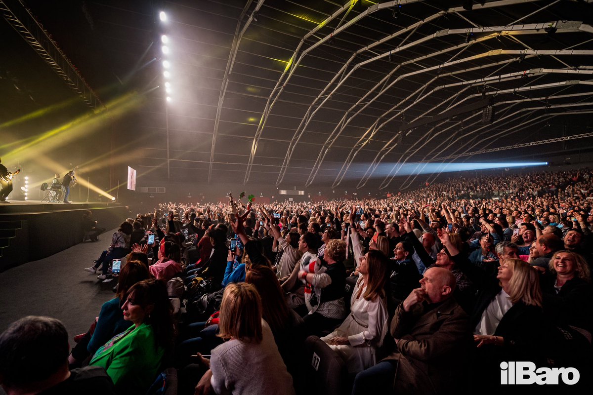 rockmoda's tweet image. Che meraviglia, Padova! Abbiamo sentito tutto il vostro calore ❤️
Il tour prosegue martedì e mercoledì al Teatro Verdi di Firenze, vi aspettiamo! 🍀

 📸 IlBaro

#Modà #BuonaFortuna #ModàLive #ModàeOrchestra #Modà20 #Gioia10 #Romantici @officialFandP