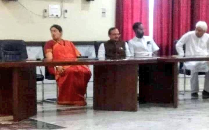 Killer of #AtiqAhmed seen attending event graced by minister Smriti Irani,

Will any investigative agencies question her now? 

#UttarPradesh