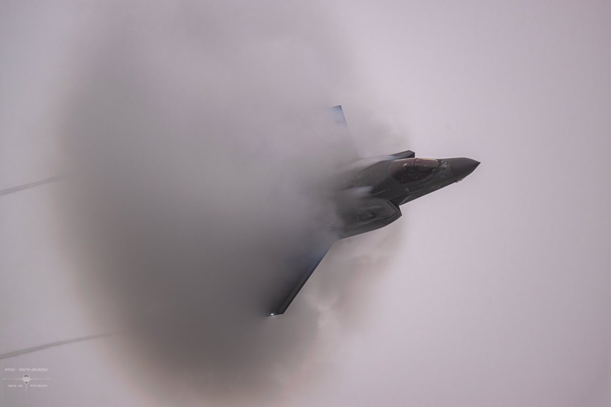 CP13FS_WOOD14FS's tweet photo. 岩国FSD2023
F-35B デモフライト‼️
低い雨雲でしたが、迫力あるフライトありがとうございました!
#岩国フレンドシップデー2023
#FSD23 #FD23
#f35bデモフライト https://t.co/SVnbsOlR8R