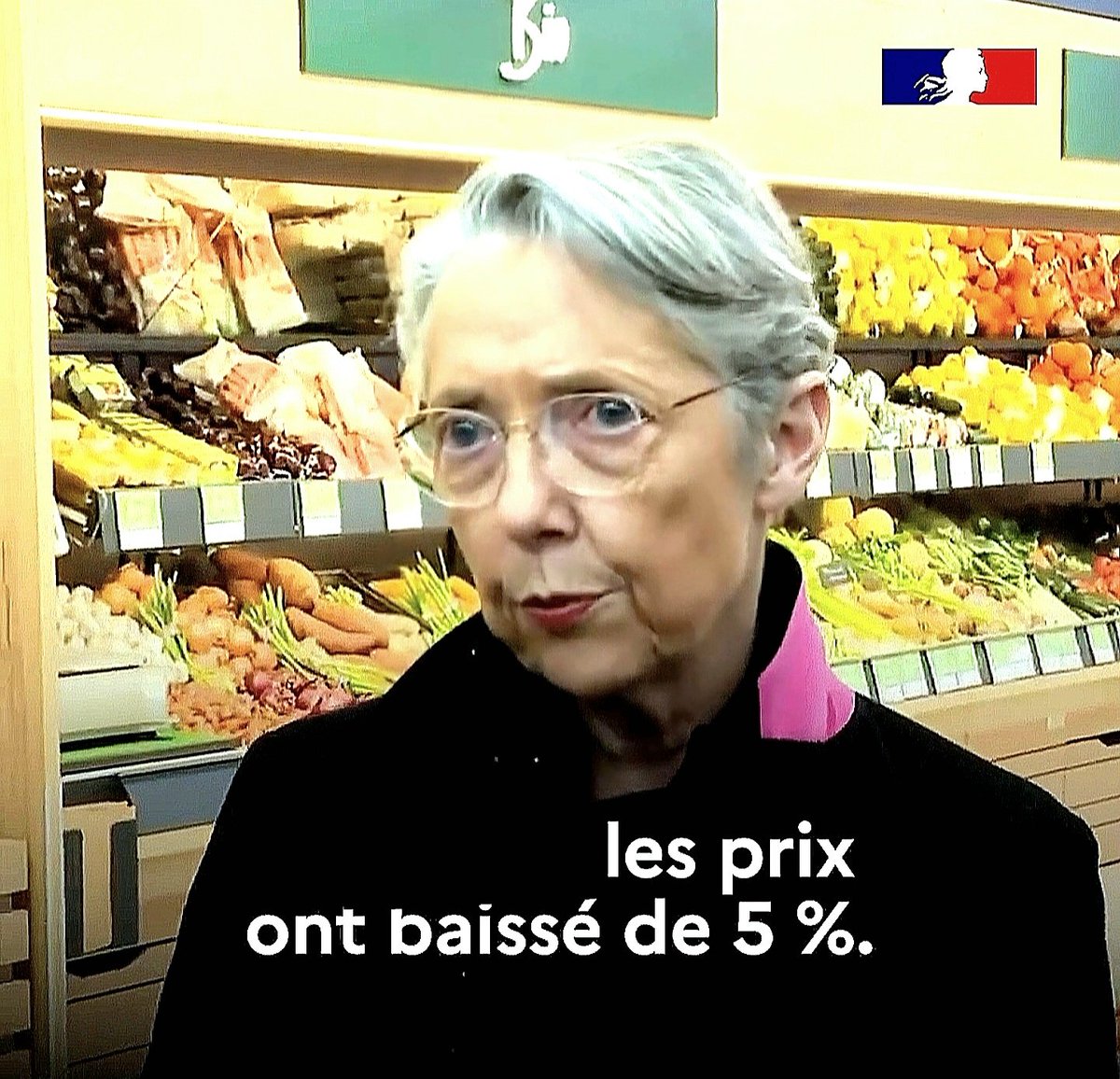 f_asselineau's tweet photo. LA SECRÉTAIRE DE CEAUCESCU
a joué les ménagères dans un hypermarché de Hanches(28) ce 24 avril.
Mais l'émeute des clients a contraint la police à évacuer les lieux.
Borne a alors pu déclarer que les prix à la consommation ont baissé de 5%!
C'est le contraire exact de la réalité. https://t.co/DJA6MCt1RR