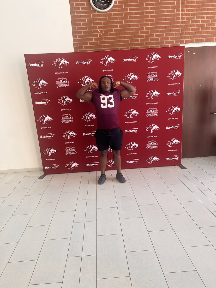 McgeeRoshaun's tweet photo. I had a astounding day yesterday with @SIU_Football at their Junior day.  I would like to say thanks to @CoachNGriffin @2_adjames for all the information they gave me it was truly a pleasure !! #gosalukis 

@mhspiratefball @bwest7 @IndyWeOutHere @IndianaPreps https://t.co/NZIyTgeex5