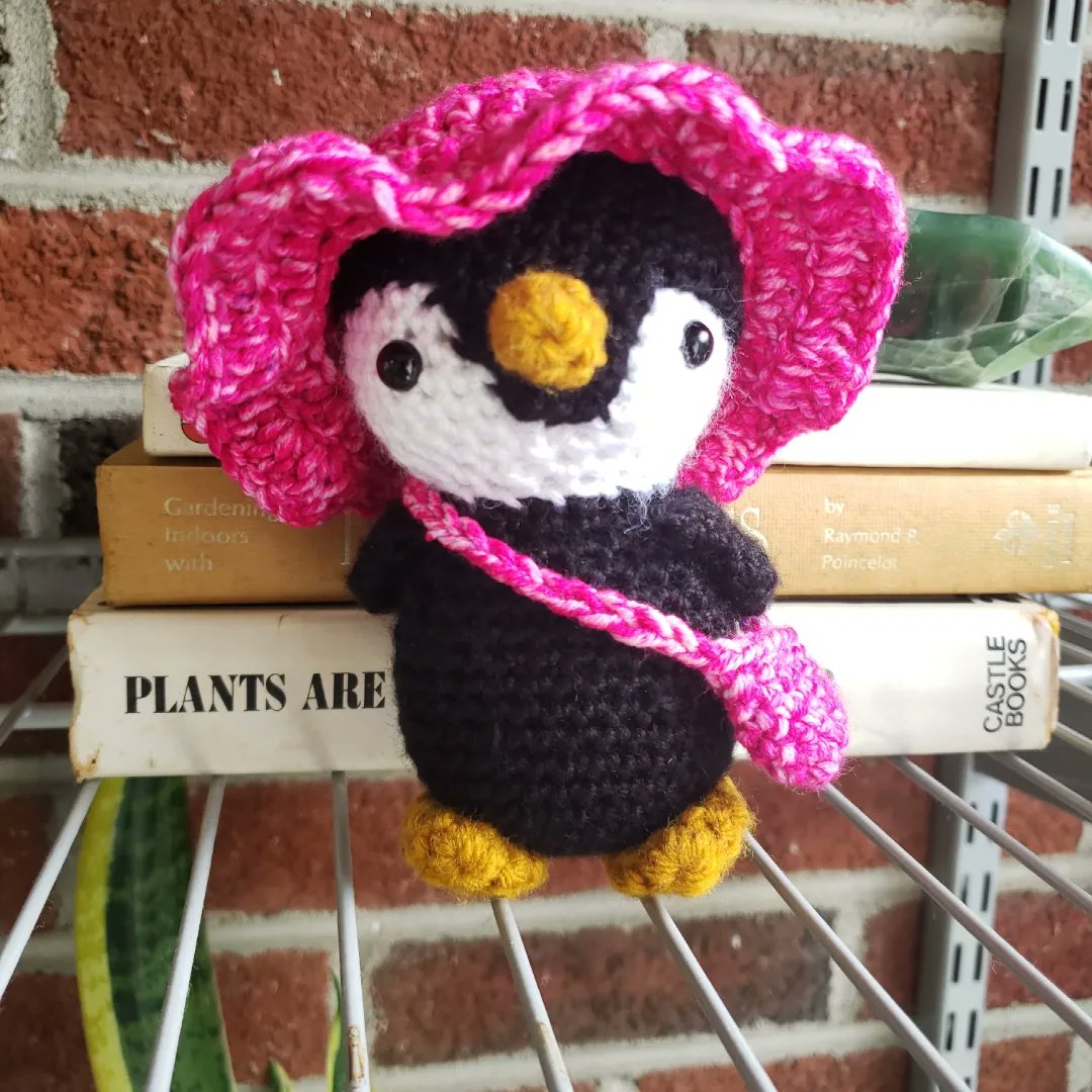 I wanna make a penguin!! 

Someone order one pretty please so I can make a super special penguin buddy! 🐧

They are extremely customizable from the color of the feathers, the shape of the eyes,  and the color of the accessories!! 

etsy.com/listing/126063…