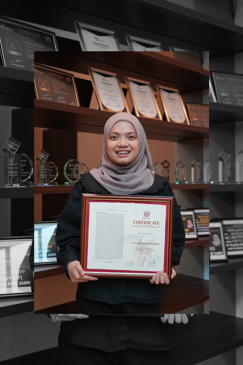 ninicomei's tweet photo. Featured in the 5th edition of the encyclopedia book: ‘Successful People in Malaysia’ 

I received an invitation from Britishpedia Media on 16 August 2022 to publish my own biography in their 5th edition of ‘Successful People in Malaysia’.

The inner me wanted to scream “Aaaaaaaaa” once I read the invitation letter. Such an unexpected surprise and i am truly blessed. 

I lost myself for so many years. 
Only by Allah’s blessings that I was able to find myself again.

After performed my pilgrim & went back to my home. I received a package of certificate with my name written in it. I immediately recognised that it was ‘the’ package that i was waiting for. A little dance of joy occurred inside of me 🙂

From head to toe,
I am grateful to my Maker -
Without Him,
I am nothing. 

ヾ(๑╹◡╹)ﾉ"