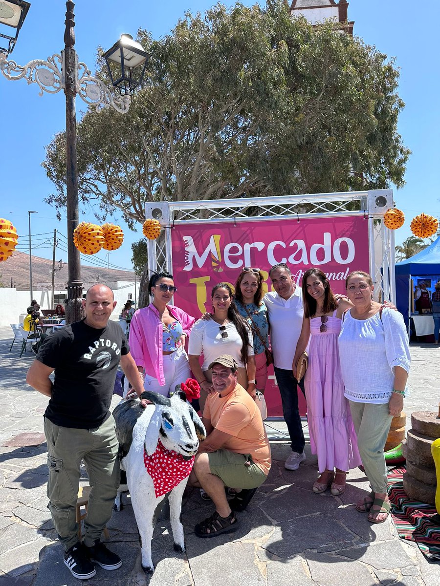 El equipo de NC Puerto del Rosario, visita el mercado de Tetir, acompañando a Natalia Santana y Sergio Bollo, número 1 y 3 al Parlamento respectivamente.

Un domingo diferente en un mercado atractivo para la población majorera. 

#ConUstedes 💚🇮🇨