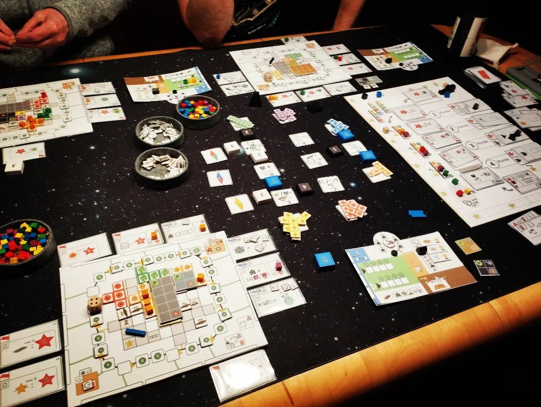 Playing games in space!!! 

#Kluster #Triqueta #PlantaNubo #Boardgames #TheGameBuilders
!B