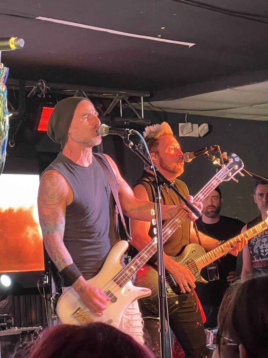bombshellbilly's tweet image. Had an awesome time last night with my son, @SomeKidNick to see @FOZZYROCK and @IAmJericho in my hometown #Syracuse at my old stomping grounds, the legendary #LostHorizon … the openers The Nocturnal Affair and Seventh Day Slumber were awesome, and @FOZZYROCK killed it!!!!