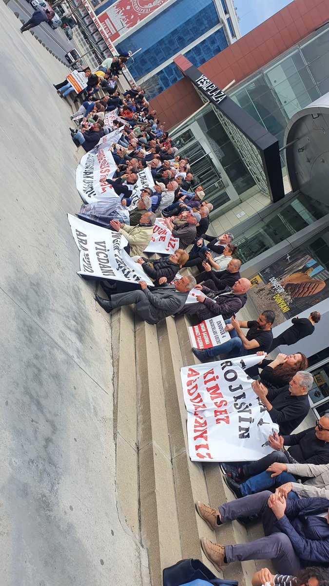 Esenyurt ınnovia 4 mağdurları yeşil Plaza önünde 7. haftada oturma eylemine devam etti.
Mağdurlar Şirketin inşaata başlaması için yetkililerden destek istediler..