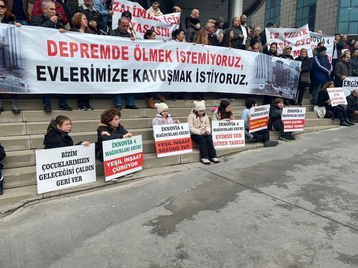 Esenyurt ınnovia 4 mağdurları yeşil Plaza önünde hükümete seslenerek çocuklarımızın hayallerini çalan şirket ile ilgili gerekenin yapılmasını istedi..